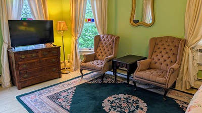 Chantilly Bed & Sitting Area