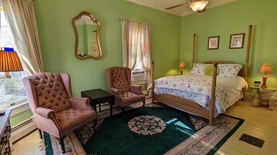 Chantilly Bed & Sitting Area